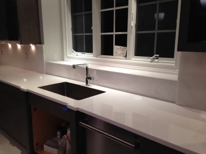 Undermount sink in quartz
